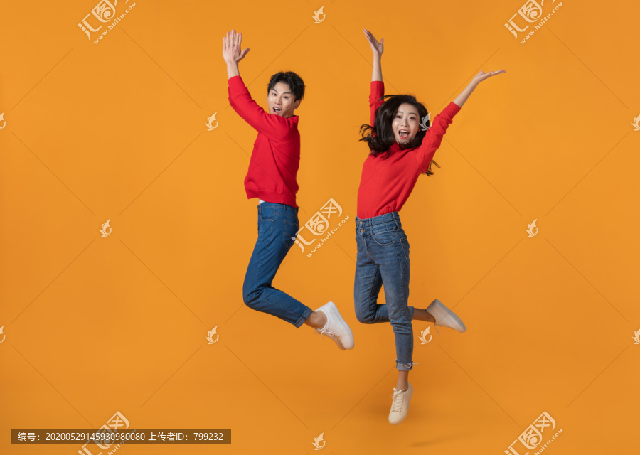 快乐的年轻情侣跳跃