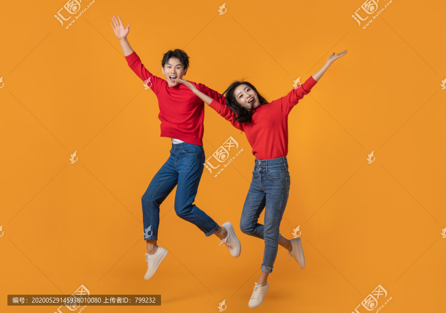 快乐的年轻情侣跳跃