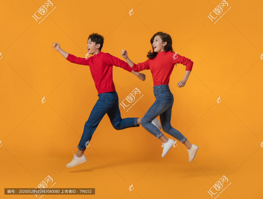 快乐的年轻情侣跳跃