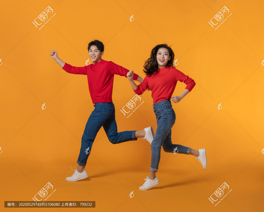 快乐的年轻情侣跳跃