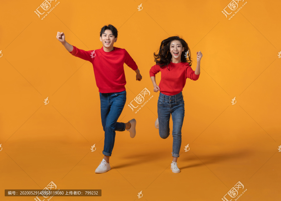 快乐的年轻情侣奔跑