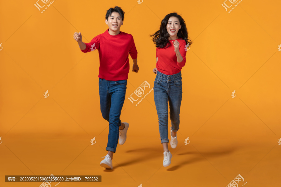快乐的年轻情侣奔跑