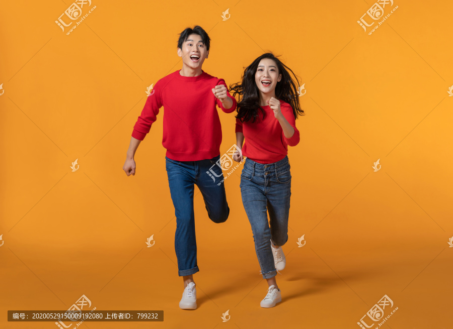 快乐的年轻情侣奔跑