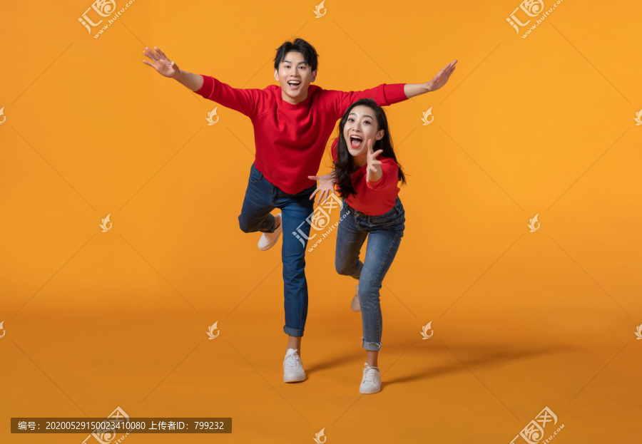 快乐的年轻情侣奔跑