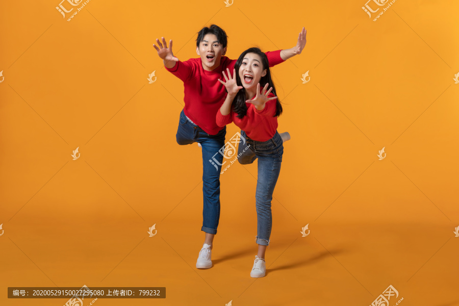 快乐的年轻情侣奔跑