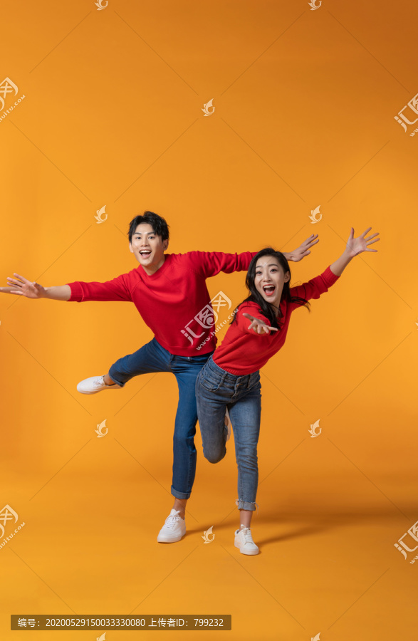 快乐的年轻情侣奔跑