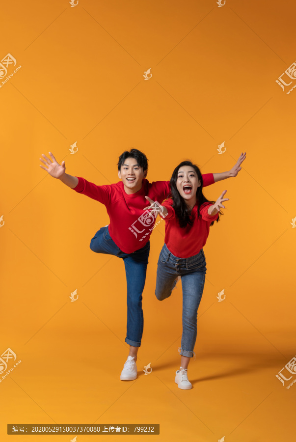 快乐的年轻情侣奔跑