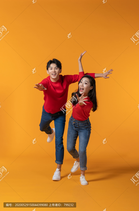 快乐的年轻情侣奔跑