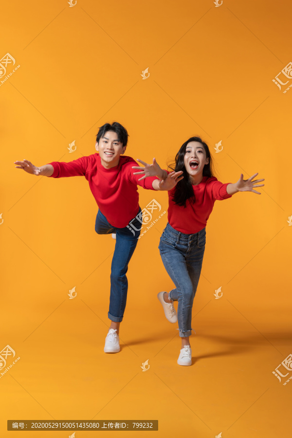 快乐的年轻情侣奔跑