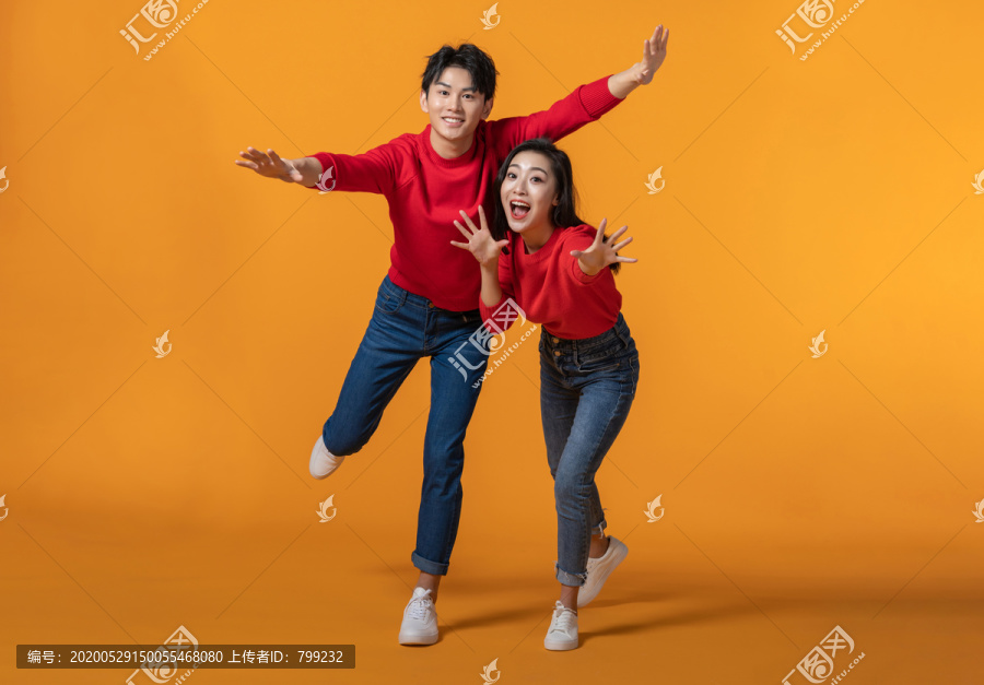 快乐的年轻情侣奔跑