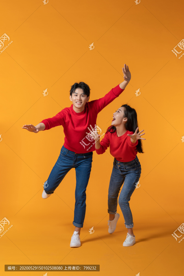 快乐的年轻情侣奔跑