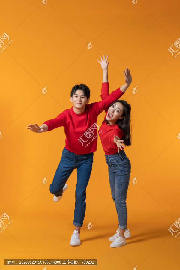 快乐的年轻情侣奔跑