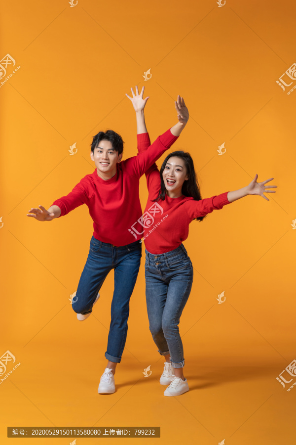 快乐的年轻情侣奔跑