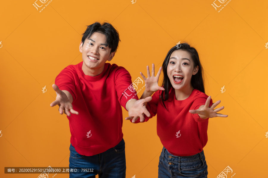 快乐的年轻情侣