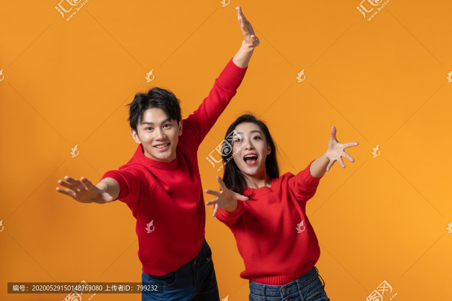 快乐的年轻情侣