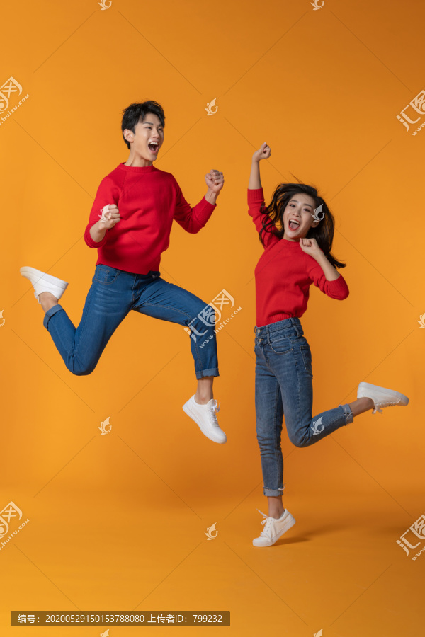 快乐的年轻情侣跳跃