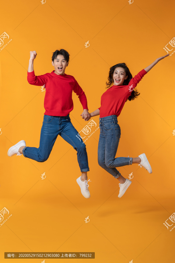 快乐的年轻情侣牵手跳跃