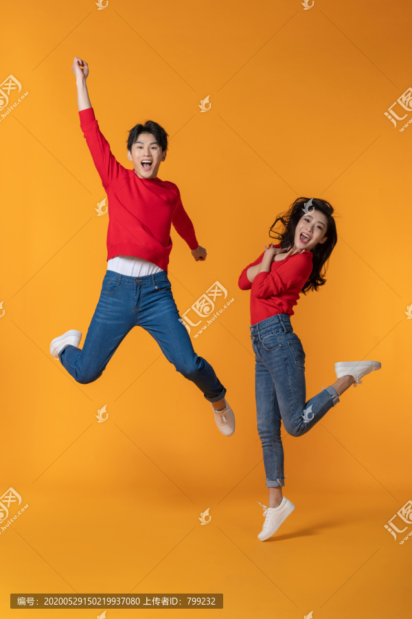 快乐的年轻情侣跳跃