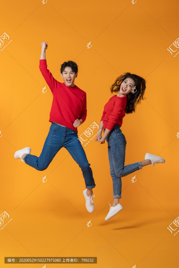 快乐的年轻情侣跳跃