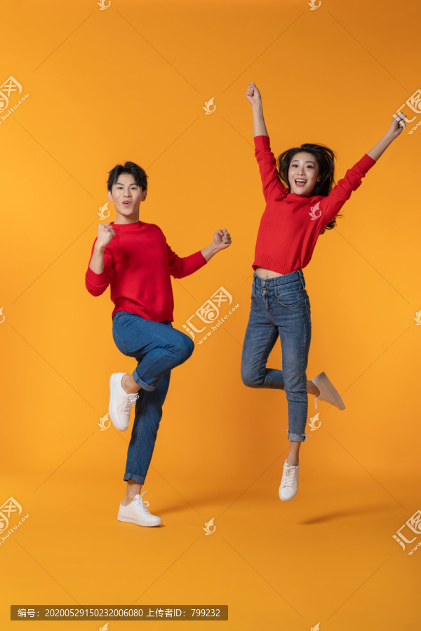 快乐的年轻情侣跳跃
