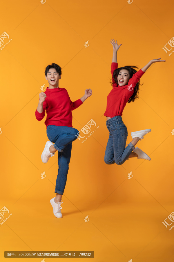 快乐的年轻情侣跳跃
