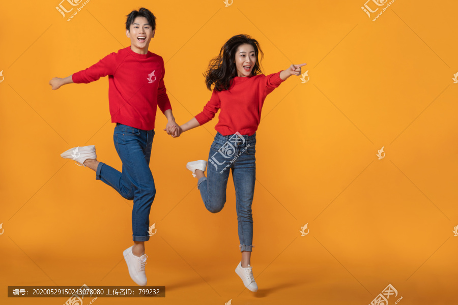 快乐的年轻情侣牵手奔跑