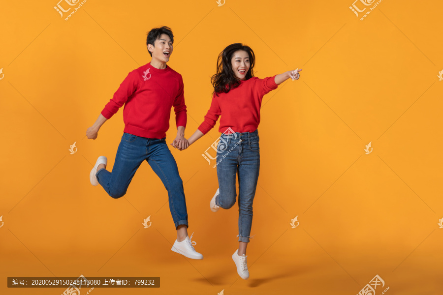 快乐的年轻情侣牵手奔跑