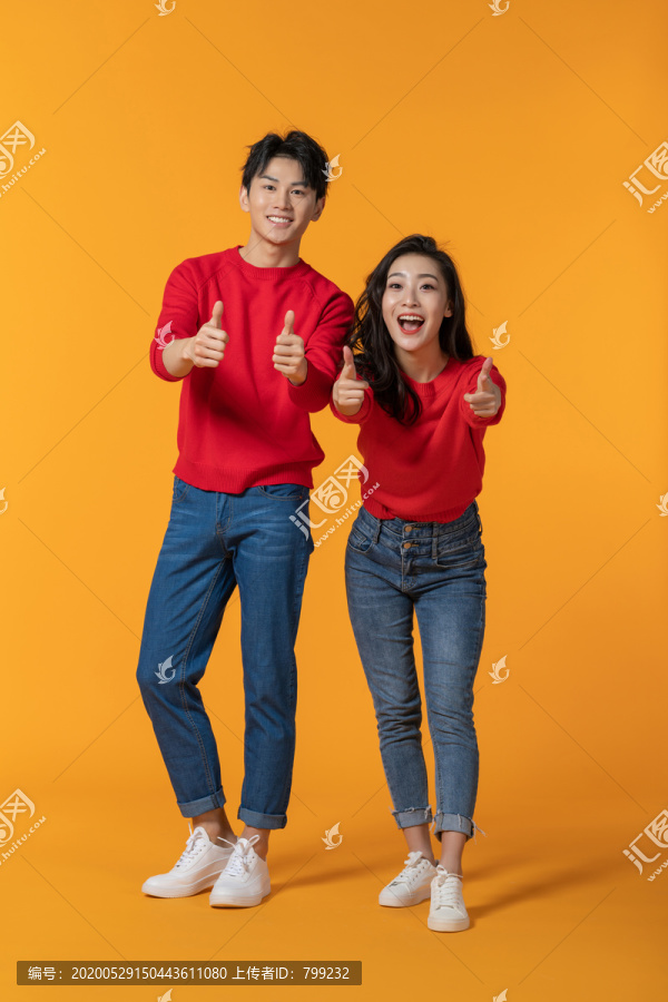 快乐的年轻情侣