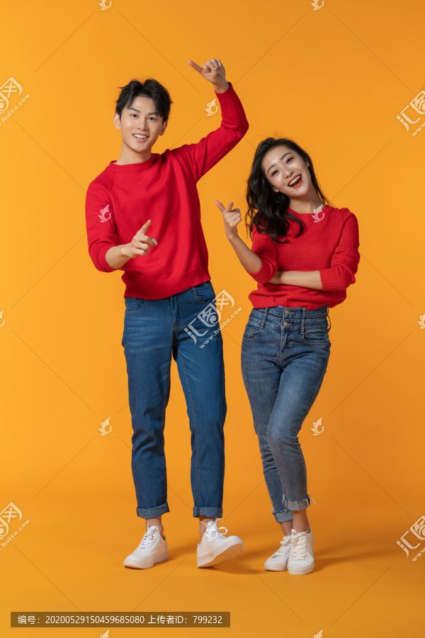 快乐的年轻情侣