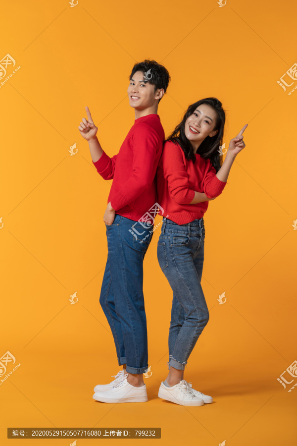 快乐的年轻情侣
