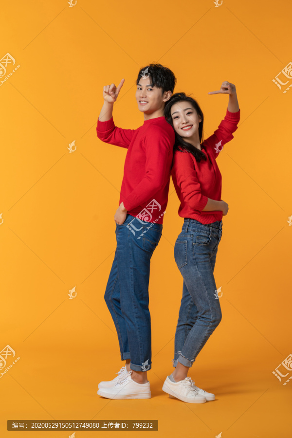 快乐的年轻情侣