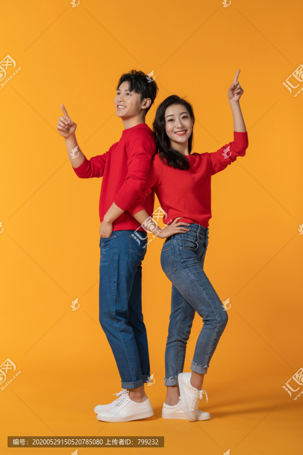 快乐的年轻情侣