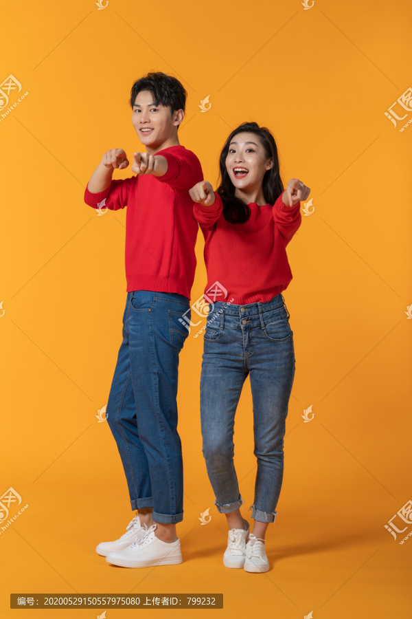 快乐的年轻情侣