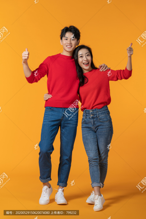 快乐的年轻情侣