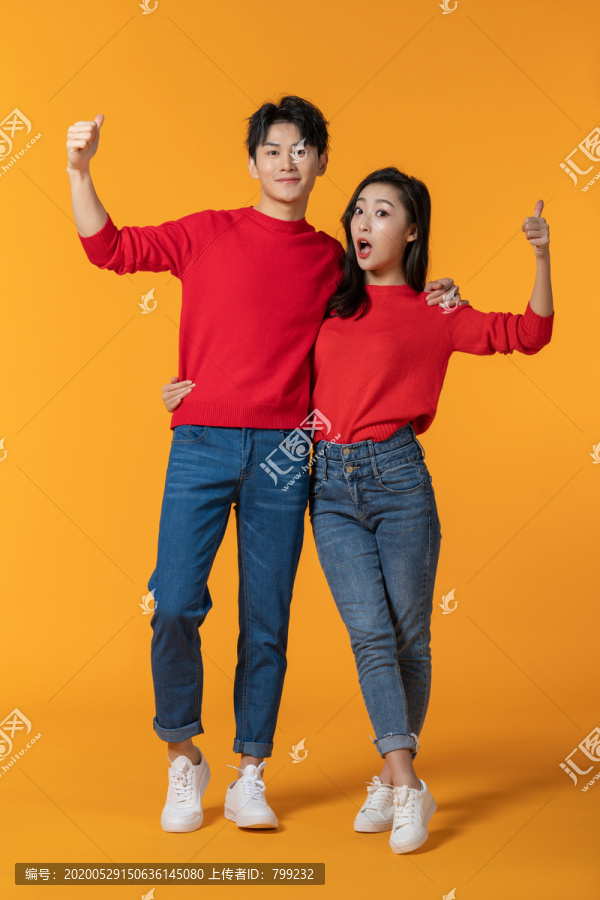 快乐的年轻情侣