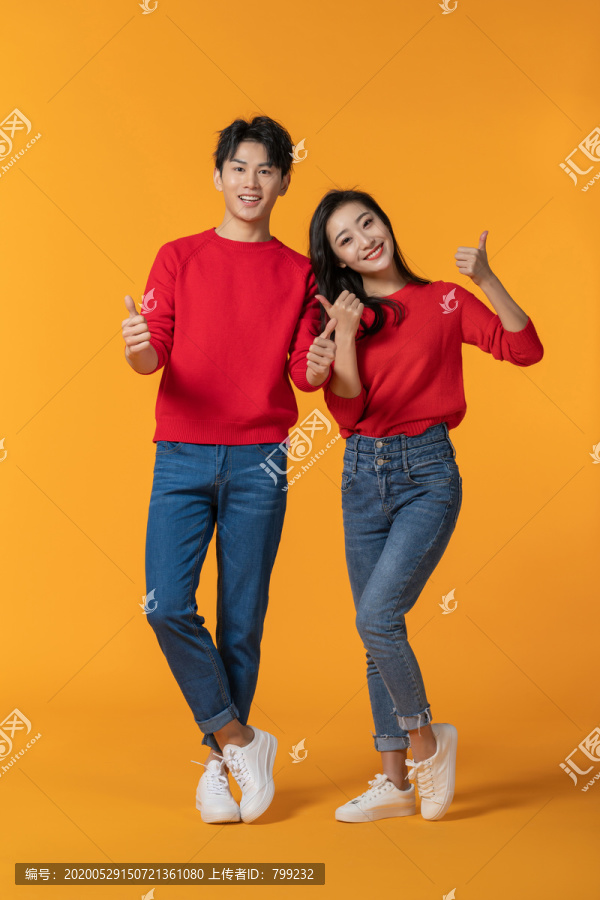 快乐的年轻情侣