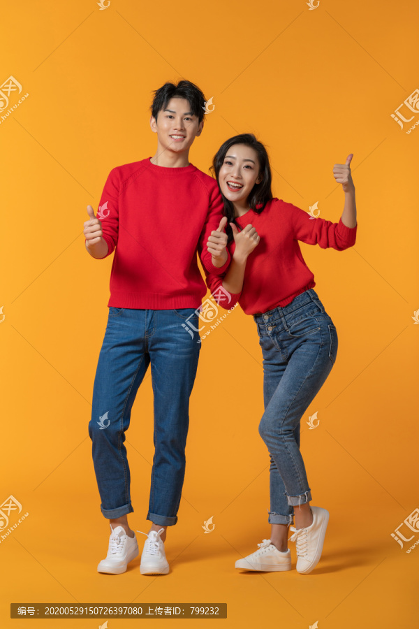 快乐的年轻情侣