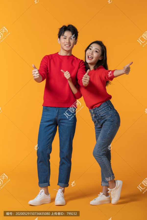 快乐的年轻情侣