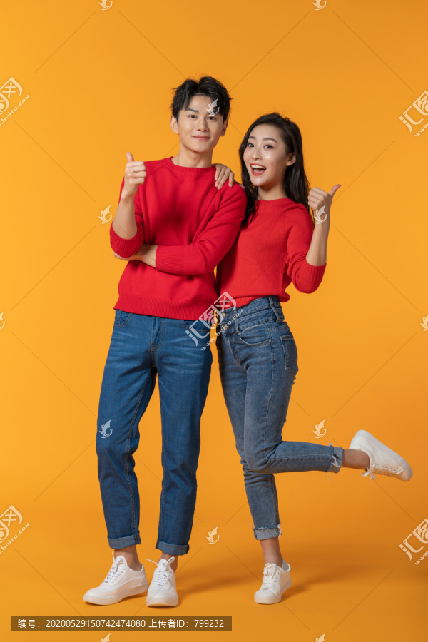 快乐的年轻情侣