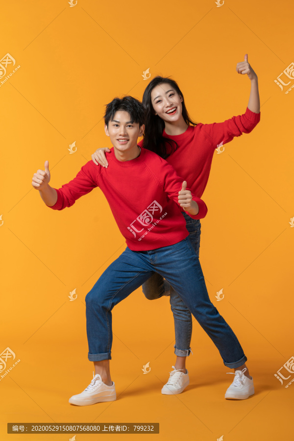快乐的年轻情侣