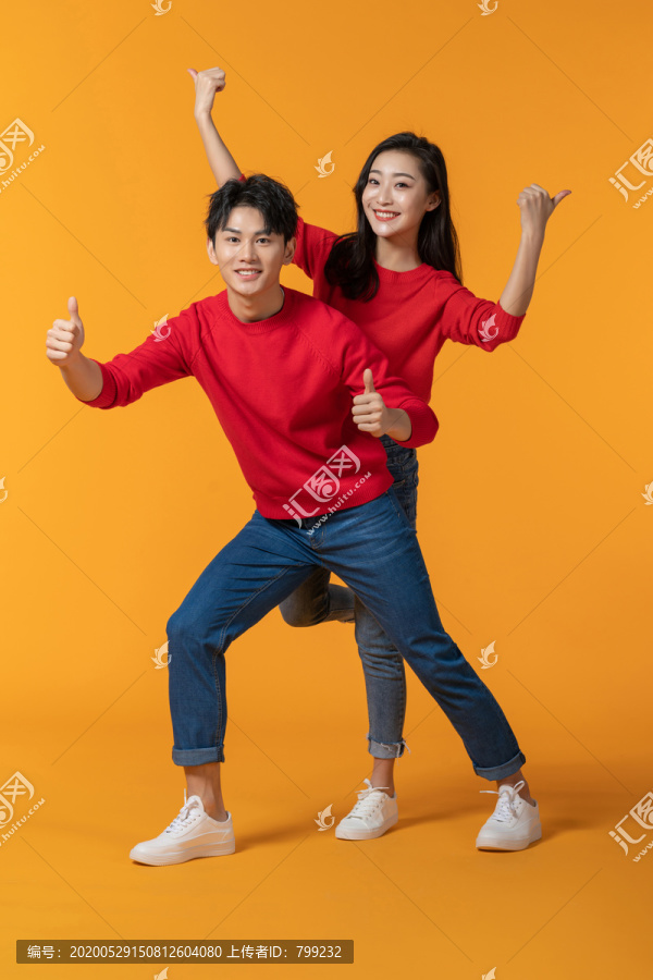 快乐的年轻情侣