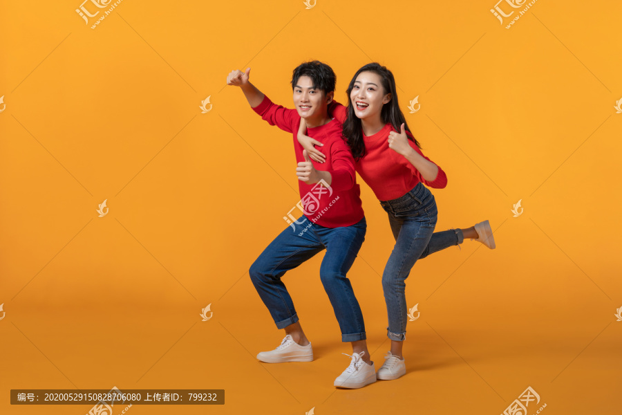 快乐的年轻情侣