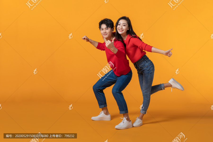 快乐的年轻情侣