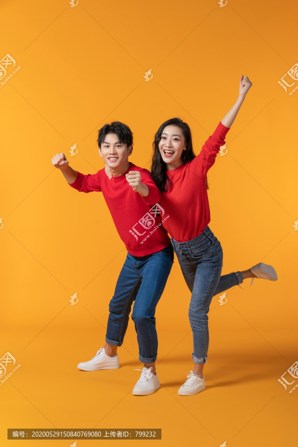 快乐的年轻情侣