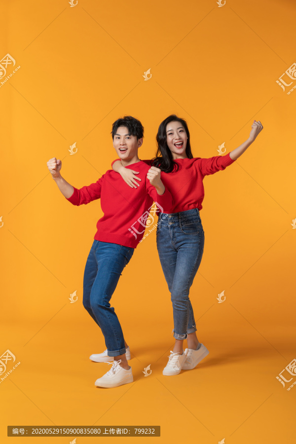 快乐的年轻情侣