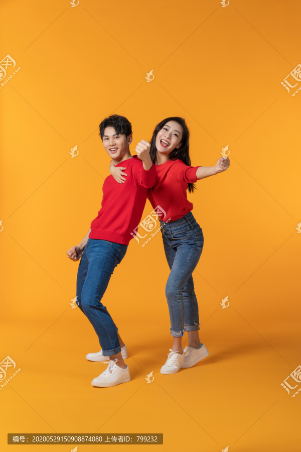 快乐的年轻情侣