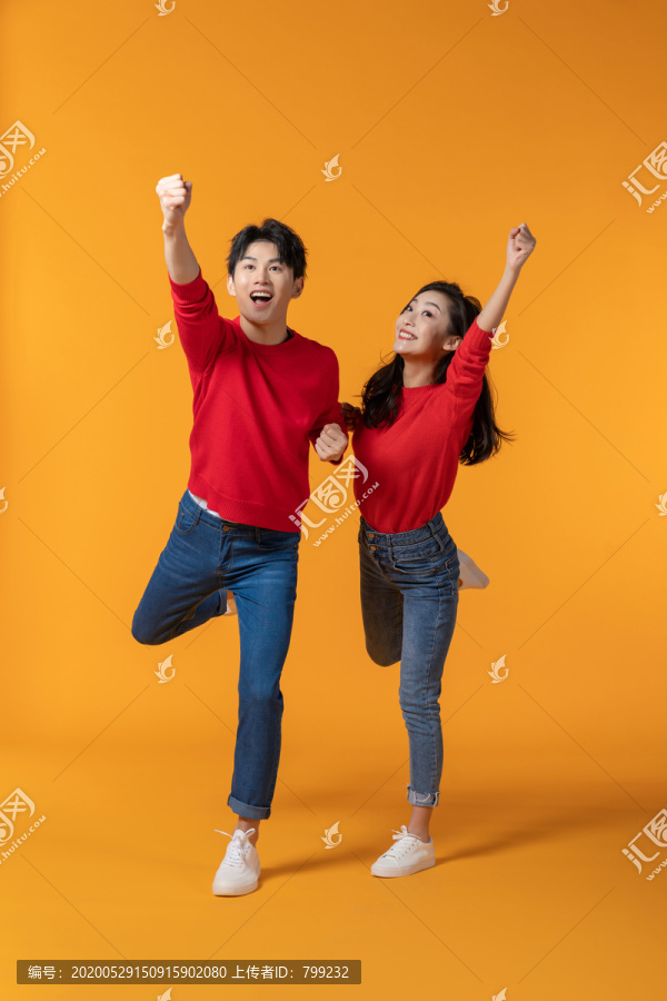快乐的年轻情侣
