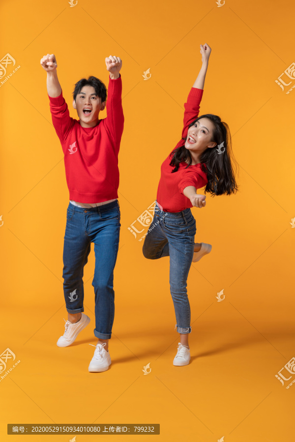 快乐的年轻情侣