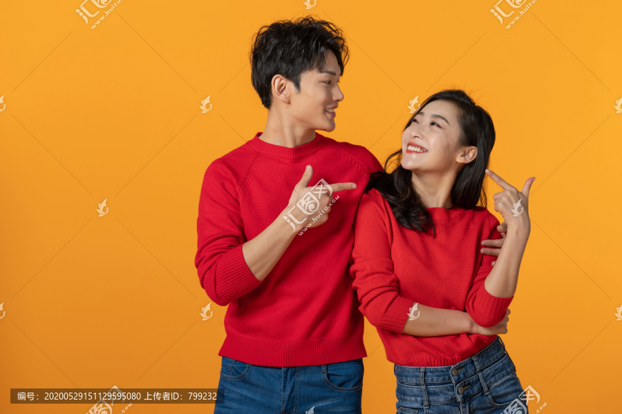 快乐的年轻情侣