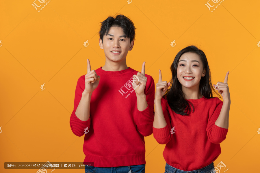 快乐的年轻情侣